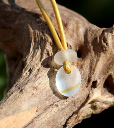 Schmuck aus zweifarbigem Seeglas, Halskette Sonnenstrahl, Lederband in Gold
