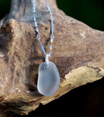 Schmuck aus Strandgut - minimalistische Halskette aus 925 Sterling Silber mit Meerglas in Grau