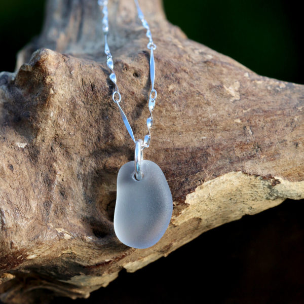 Schmuck aus Strandgut - minimalistische Halskette aus 925 Sterling Silber mit Meerglas in Grau