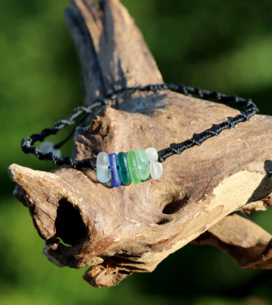 Makramee-Armband in Schwarz mit Strandscherben in Blautönen - meerfarbig - Schmuck aus Seeglas