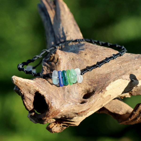 Makramee-Armband in Schwarz mit Strandscherben in Blautönen - meerfarbig - Schmuck aus Seeglas