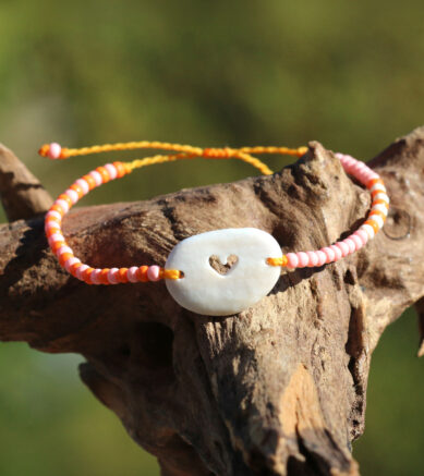 Armband mit Strandstein / Kieselstein mit von Hand gebohrtem Herz und kleinen Glasperlen