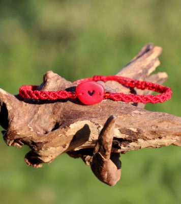 Armband mit Strandscherbe in Rot (Milchglas) und gebohrtem Herz. Makramee - Schmuck