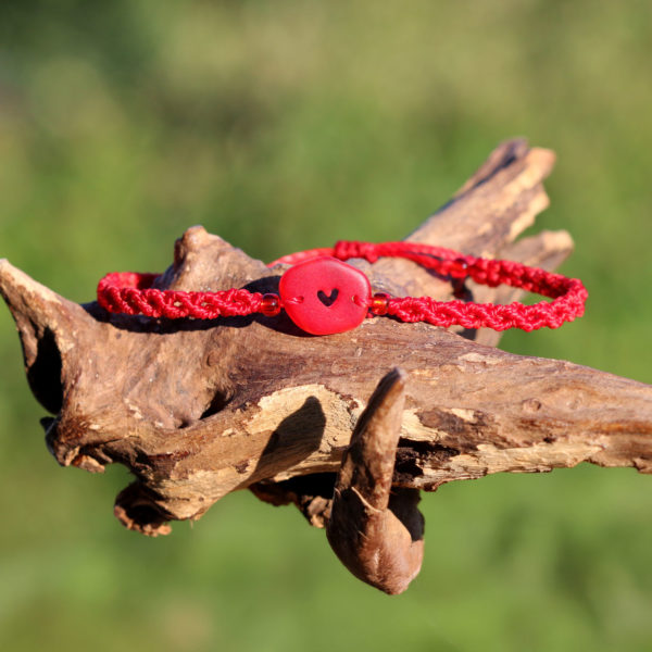 Armband mit Strandscherbe in Rot (Milchglas) und gebohrtem Herz. Makramee - Schmuck