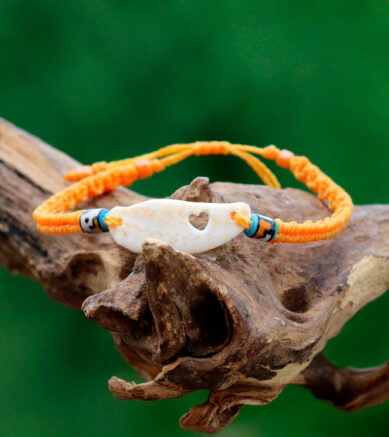 Makramee - Armband Herzmensch, Muschel mit Herz und Ethnoperlen, Schmuck aus Strandgut