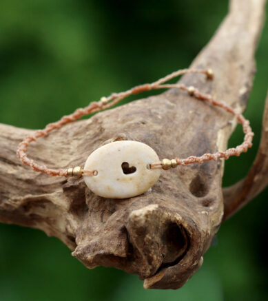 Makramee-Armband mit Strandstein / Kieselstein mit Herz, als Spirale geknotet mit Messingperlen.