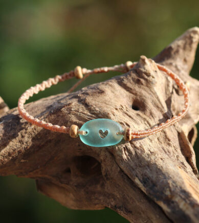 Armband Oase, Makramee mit Seeglas / Strandglas mit gebohrtem Herz.