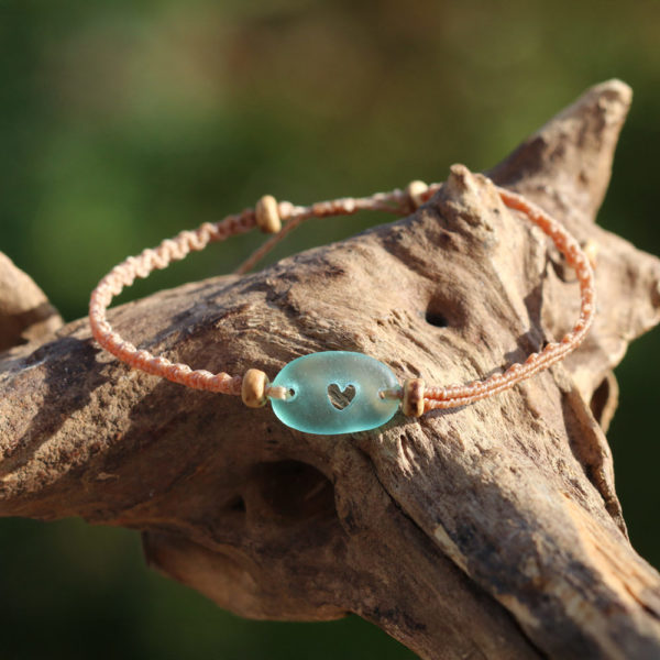 Armband Oase, Makramee mit Seeglas / Strandglas mit gebohrtem Herz.