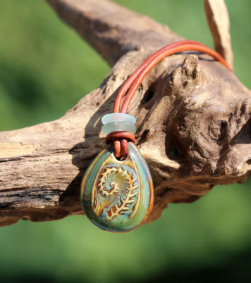 Schmuck aus Keramik, Halskette Fernweh. Farn mit Seeglas / Strandglas am Lederband.