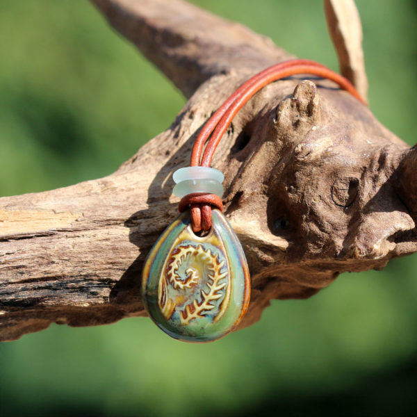 Schmuck aus Keramik, Halskette Fernweh. Farn mit Seeglas / Strandglas am Lederband.