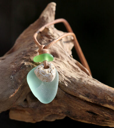 Halskette Hühnergott mit Meerglas / Seeglas, Lederband, Efraimstochter