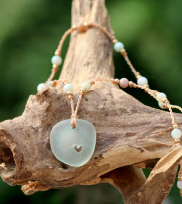 Echte Strandscherbe mit gebohrtem Herz an einem Makramee - Band mit Perlen aus Amazonit. Schmuck aus Scherben vom Strand.