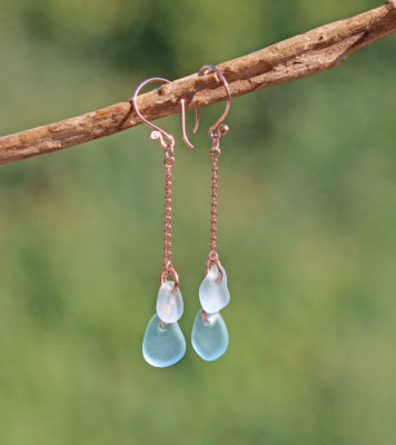 Ohrringe Provence, Karen Hill Tribe Feinsilber, Roségold, mit Seeglas / Meerglas / Strandglas in Hellblau