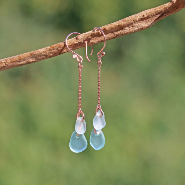 Ohrringe Provence, Karen Hill Tribe Feinsilber, Roségold, mit Seeglas / Meerglas / Strandglas in Hellblau