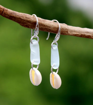 Ohrringe mit Seeglas / Strandglas und Kaurimuscheln, Schmuck aus 925 Sterling Silber