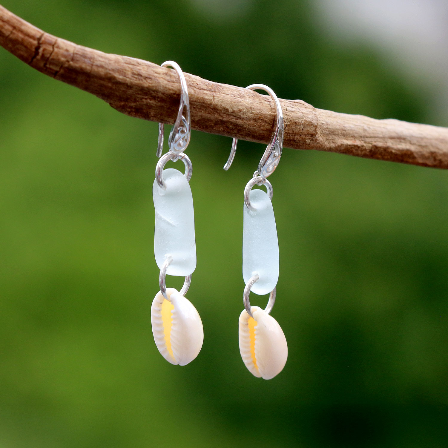 Ohrringe mit Seeglas / Strandglas und Kaurimuscheln, Schmuck aus 925 Sterling Silber