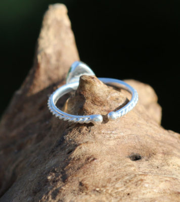 n der Größe einstellbarer Ring aus 925 Sterling Silber mit Scherbe in Rot, gedreht