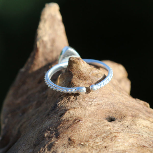 n der Größe einstellbarer Ring aus 925 Sterling Silber mit Scherbe in Rot, gedreht
