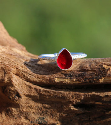 Schmuck aus Strandglas und 925 Sterling Silber, Ring Ocean Drop mit Seeglas in Rot.