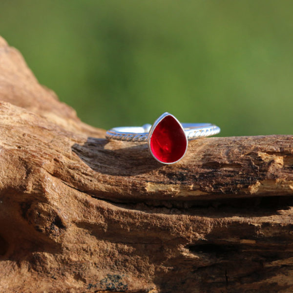Schmuck aus Strandglas und 925 Sterling Silber, Ring Ocean Drop mit Seeglas in Rot.