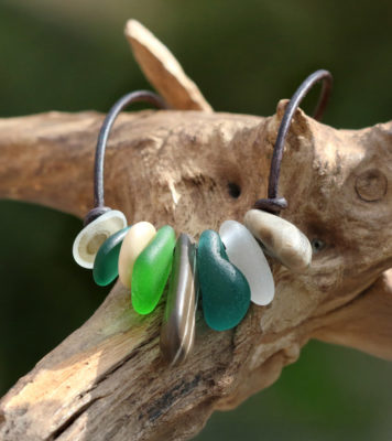 Schmuck aus Seeglas / Strandglas und Kieselsteinen - Halskette mit Lederband