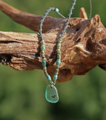 Hippie - Schmuck aus Scherben / Strandscherben. Halskette mit von Hand gebohrtem Herz.