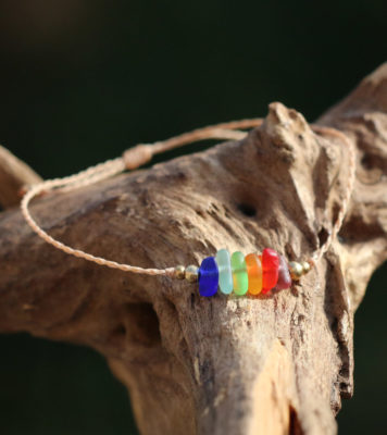 Zartes Armband mit Seeglas / Meerglas / Strandglas in den Farben des Regenbogens- Schmuck