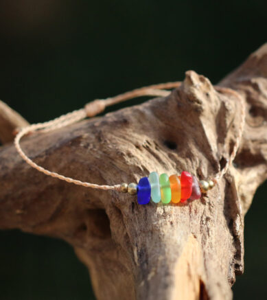 Zartes Armband mit Seeglas / Meerglas / Strandglas in den Farben des Regenbogens- Schmuck