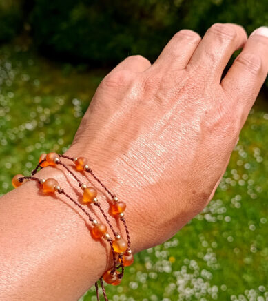 Makramee-Armband im Hippie-Look mit Perlen aus Bernstein und kleinen Messingperlen