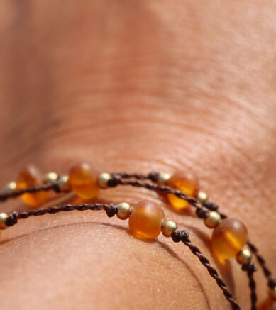 Makramee-Armband im Hippie-Look mit Perlen aus Bernstein und kleinen Messingperlen