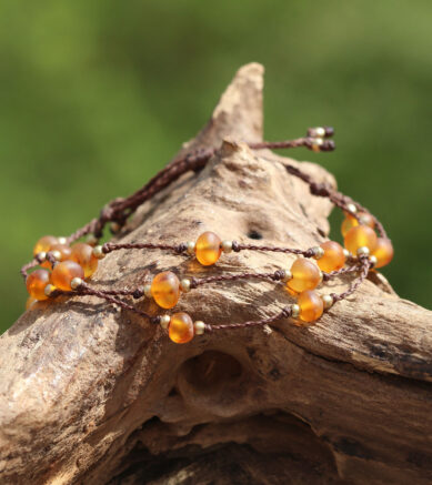 Makramee-Armband im Hippie-Look mit Perlen aus Bernstein und kleinen Messingperlen