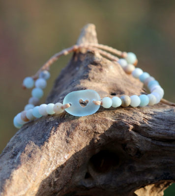 Armband mit Seeglas / Meerglas mit von Hand gebohrtem Herz mit Perlen aus Amazonit. Schmuck aus Strandgut