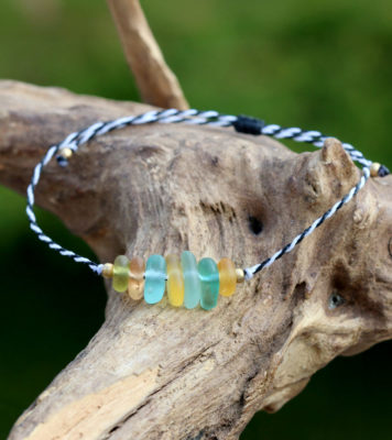 Armband - zwischen Schwarz und Weiß liegen jede Menge bunte Strandscherben