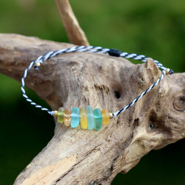 Armband - zwischen Schwarz und Weiß liegen jede Menge bunte Strandscherben