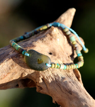 Armband mit Seeglas / Strandglas mit Herz in Moosgrün und Aged Picasso Mix Perlen