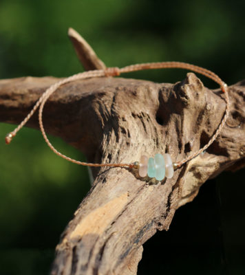 Zartes Fußbaendchen mit Seeglas / Meerglas in Rosa und Hellblau - Provence