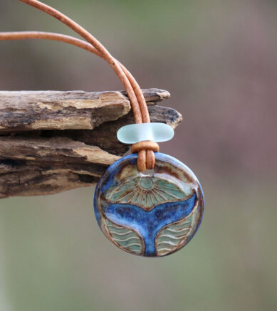Schmuck aus Keramik, Halskette Meerjungfrau mit Seeglas / Strandglas am Lederband.