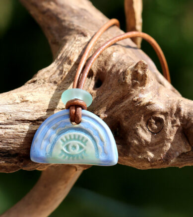 Getöpferter Schmuck - Halskette I Sea You mit Seeglas / Strandglas am Lederband - Keramikschmuck.