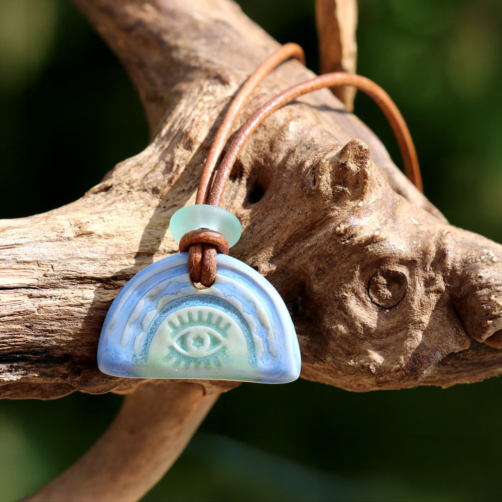 Getöpferter Schmuck - Halskette I Sea You mit Seeglas / Strandglas am Lederband - Keramikschmuck.
