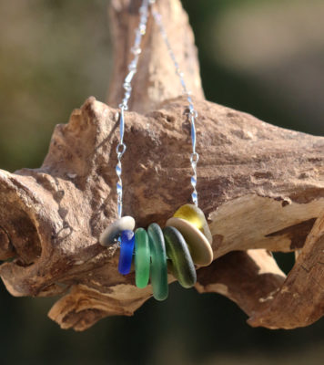 Schmuck aus Seeglas und Strandsteinen - Wildes Wasser, Halskette aus 925 Sterling Silber.