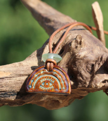 Getöpferter Schmuck - Halskette I Sea You mit Seeglas / Strandglas am Lederband - Keramikschmuck.