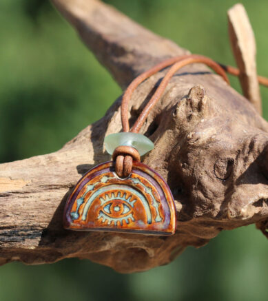 Getöpferter Schmuck - Halskette I Sea You mit Seeglas / Strandglas am Lederband - Keramikschmuck.