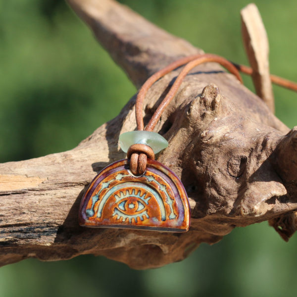 Getöpferter Schmuck - Halskette I Sea You mit Seeglas / Strandglas am Lederband - Keramikschmuck.