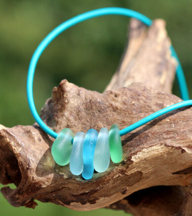 Schmuck aus Seeglas / Meerglas in Türkis - Grün. Lederband mit Verschluss