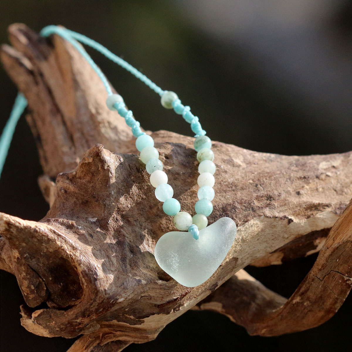 Echte Strandscherbe in Herzform an einem Makramee - Band mit Perlen aus Amazonit. Schmuck aus Scherben vom Strand.