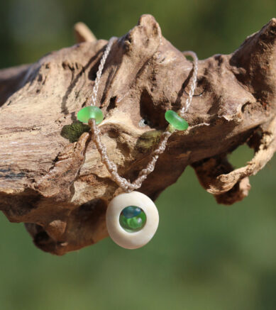 Schmuck: Halskette Innere Werte, Kieselstein mit Seeglas / Meerglas