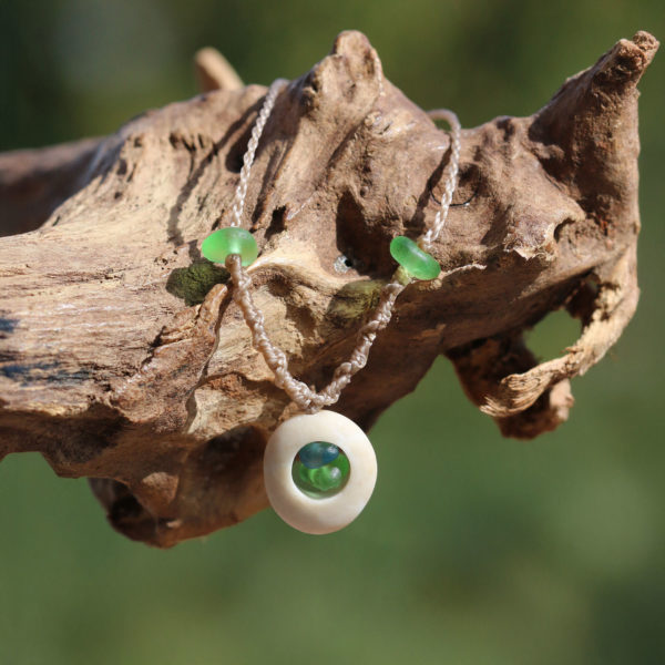 Schmuck: Halskette Innere Werte, Kieselstein mit Seeglas / Meerglas
