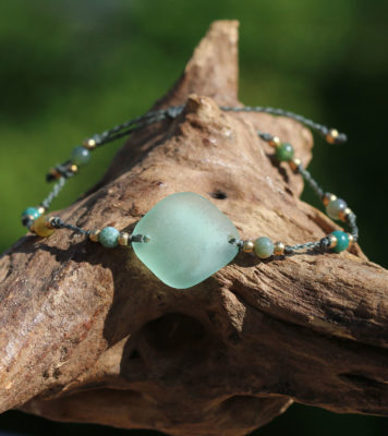 Armband mit Strandscherbe / Seeglas und Perlen aus indischem Achat