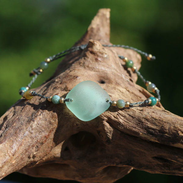 Armband mit Strandscherbe / Seeglas und Perlen aus indischem Achat