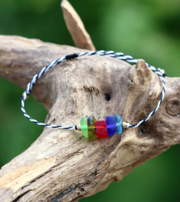 Armband - zwischen Schwarz und Weiß liegt jede Menge Bunt. Schmuck mit Seeglas.